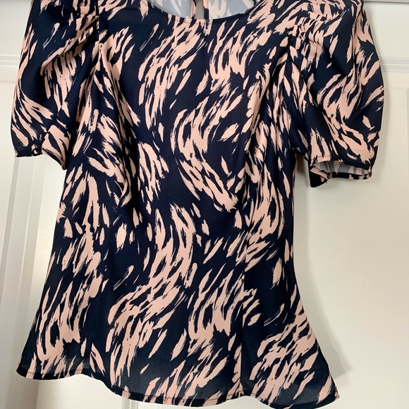 SALE💞NWT TAILORED GORGEOUS ALI & JAY BLOUSE. STRATEGIC DARTS FOR A PERFECT FIT. - Picture 2 of 11